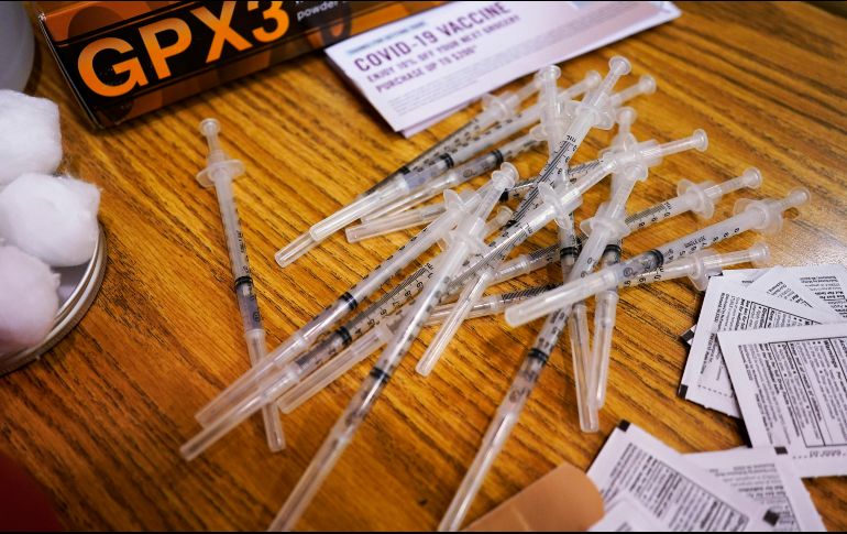 Una cuarta vacuna agregaría una dosis al esquema que hoy en día consiste en una serie primaria de dos inyecciones, seguida por un refuerzo que se aplica meses más tarde. AP / ARCHIVO