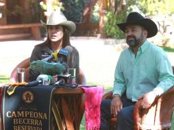 En conferencia de prensa, el alcalde de Tonalá, Sergio Chávez (der) y la directora del Congreso Ganadero de las Estrellas, Karla Fernández (izq). EL INFORMADOR / A. Camacho