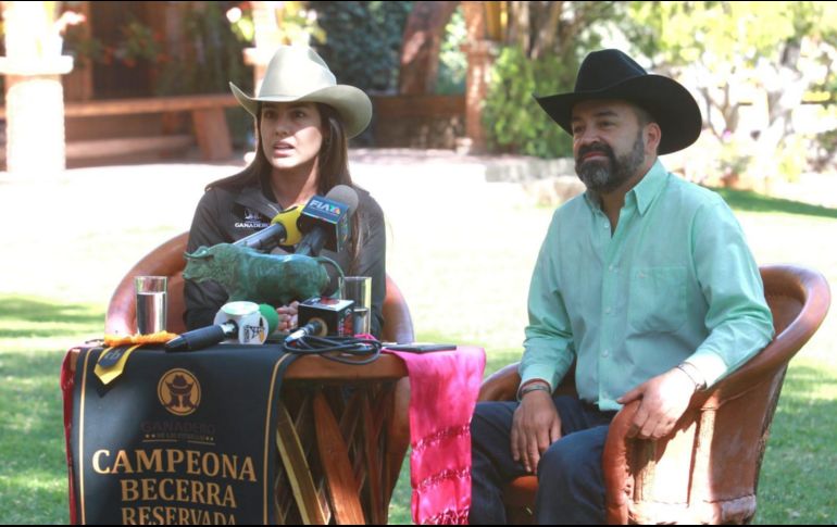 En conferencia de prensa, el alcalde de Tonalá, Sergio Chávez (der) y la directora del Congreso Ganadero de las Estrellas, Karla Fernández (izq). EL INFORMADOR / A. Camacho