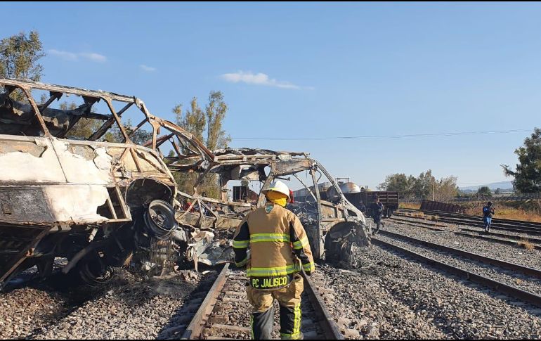 El choque ocurrió entre un camión de transporte de personal y el tren de carga, en Zapotlán el Grande. ESPECIAL