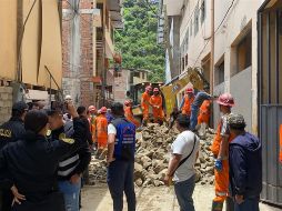 El comisario de Retamas, el teniente Carlos Alberto, reportó que los brigadistas de la policía y bomberos han logrado rescatar a cuatro personas. EFE/ C. Mamani