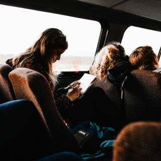 Con nota en pedazo de papel, pasajera alerta de acoso sexual en autobús