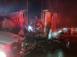 Bomberos intervinieron con pipas con agua para ayudar a las labores de extinción del fuego. ESPECIAL