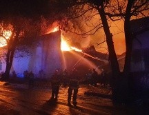 El incendio ocurre en una fábrica en la Colonia El Rosario en Guadalajara. EL INFORMADOR/ G. GALLO