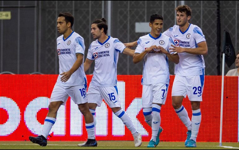 FACTOR. “El Brujo” celebra su anotación junto a Santiago Giménez (derecha) e Ignacio Rivero (izquierda) en el Estadio Olímpico de Montreal. @cruzazul