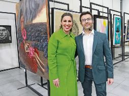 Evento. Katherine Bergengruen, directora y fundadora de Manifesto, posa junto al martillero, José Parra. El Informador/ A. Camacho