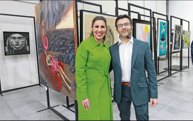 Evento. Katherine Bergengruen, directora y fundadora de Manifesto, posa junto al martillero, José Parra. El Informador/ A. Camacho