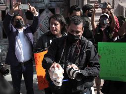 Integrantes de distintos medios informativos de Michoacán llagaron al Congreso, exigieron a los diputados locales respeto y seguridad por su trabajo. EFE/I. Villanueva