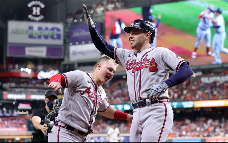 El primera base Freddie Freeman (D) ayudó a los Bravos de Atlanta a conquistar su cuarto título consecutivo de la División Este la temporada pasada. AFP / ARCHIVO