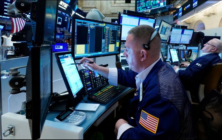 El Dow Jones avanzó un 1.23% a 34 mil 480.76 puntos al cierre del jueves. AP/R. Drew