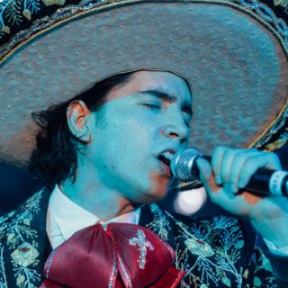 Alex Fernández da la bienvenida a Mía, su primogénita