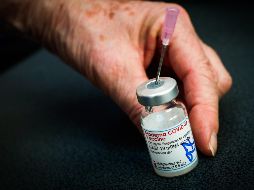 Moderna ahora argumenta que una segunda dosis de refuerzo permitiría volver a mejorar la inmunidad al virus. EFE / ARCHIVO