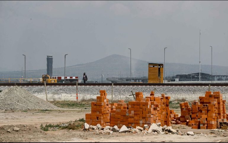 En la zona perimetral de Santa Lucía no se ha terminado el puente vehicular que permitirá a los pasajeros que lleguen por la autopista México-Pachuca ingresar por la entrada principal del AIFA. SUN / D. Sánchez