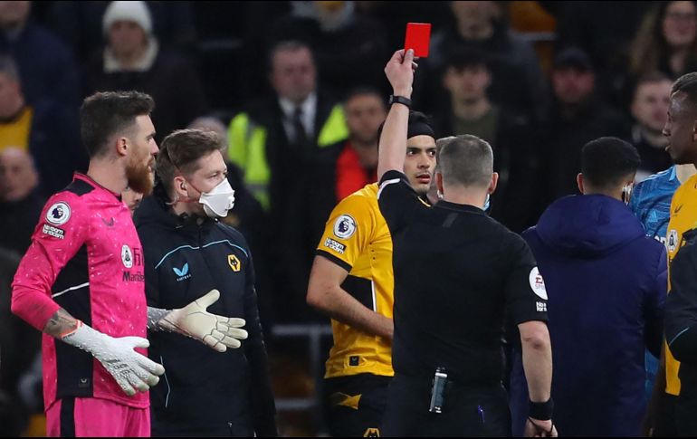 El delantero mexicano Raúl Jiménez dejó con 10 hombres al Wolverhampton, y esta acción le costó el partido a los Wolves, que ganaban al Leeds United 2-0. AFP / G. Caddick