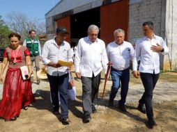 AMLO y Murat supervisaron los avances de los trabajos en la carretera Federal Acayucan- La Ventosa. TWITTER/@alejandromurat