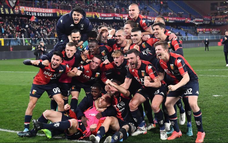 La defensa liderada por el mexicano Johan Vásquez mantuvieron la portería a cero para sacar una importante victoria que les acerca al Cagliari, equipo que marca la salvación. EFE / L. Zennaro