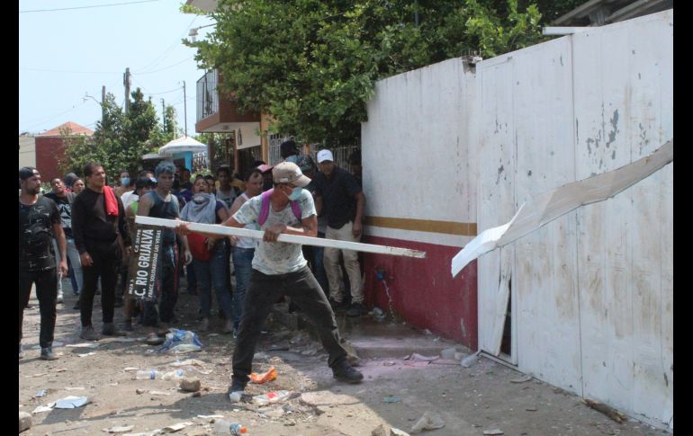 Este incidente dejó al menos una decena de heridos, que presentaban lesiones por proyectiles. EFE/J. Blanco
