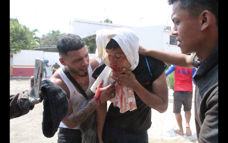 Este incidente dejó al menos una decena de heridos, que presentaban lesiones por proyectiles. EFE/J. Blanco