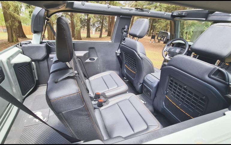 Espacio. Dos pasajeros de al menos 1.80 metros de altura pueden caber perfecto en la banca posterior. EL INFORMADOR/M. Castillo