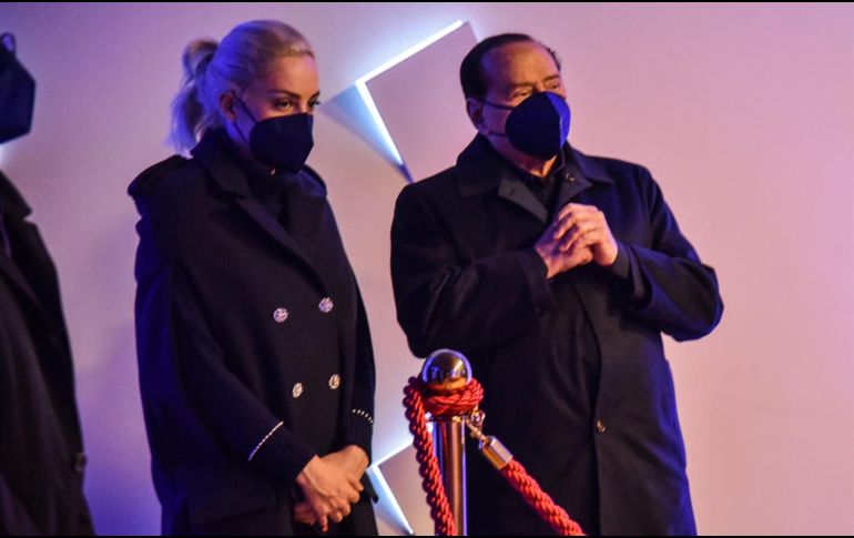 En estos dos últimos años, Fascina ha estado siempre al lado de Berlusconi, como en las múltiples ocasiones en las que ha estado ingresado por problemas de salud. EFE / ARCHIVO