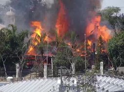 Consideran que el siniestro pudo haber iniciado a causa del incendio de pastizal en un lote baldío cercano. ESPECIAL