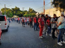 Aunado a la revisión del Fan ID solicitado a todas las personas que acudían al Jalisco, dichos filtros retrasaron aún más los ingresos al Estadio. EL INFORMADOR / D. Reos
