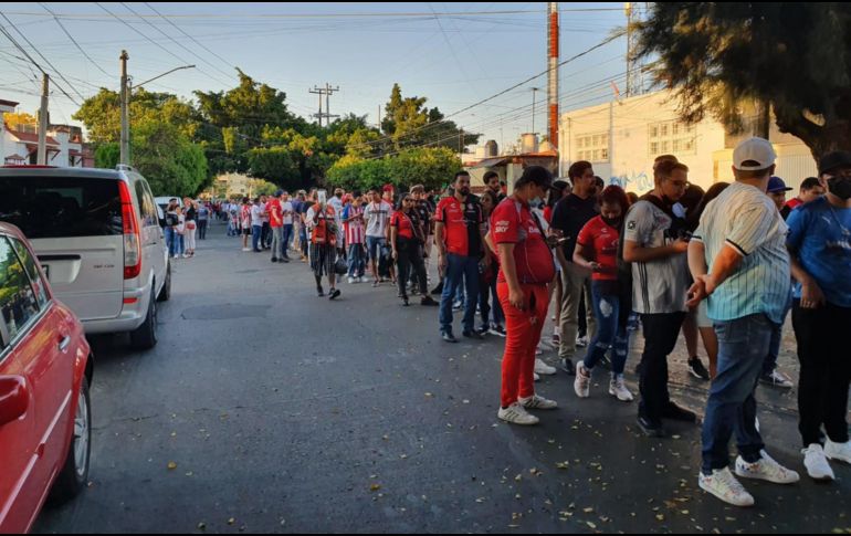 Aunado a la revisión del Fan ID solicitado a todas las personas que acudían al Jalisco, dichos filtros retrasaron aún más los ingresos al Estadio. EL INFORMADOR / D. Reos