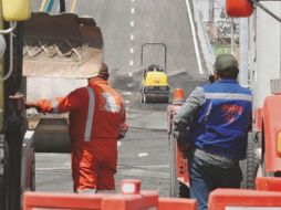 Marchas forzadas. Trabajadores apresuran las labores para terminar lo antes posible las obras rumbo al nuevo aeropuerto, pero todavía les falta. SUN