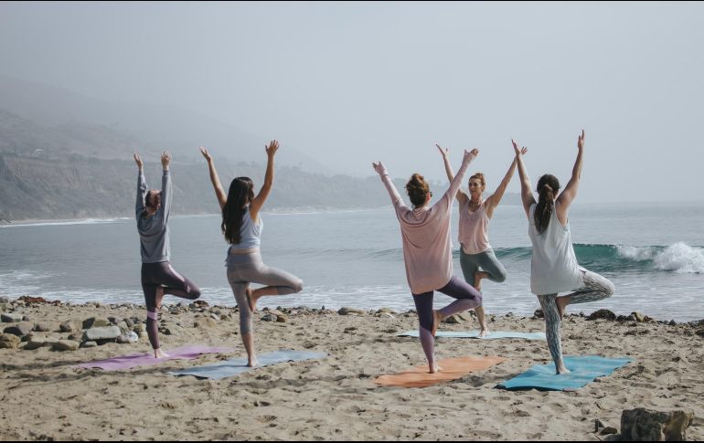 Hoy es el Día Internacional del Yoga. ESPECIAL/Photo by Kaylee Garrett on Unsplash.