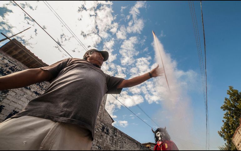 Testigos afirman que alguien aventó un cuete a la camioneta para que explotara el resto, lo que ya es investigado por las autoridades. EL INFORMADOR / ARCHIVO