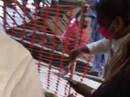 Por momentos, Carmen y su esposo no se dan abasto para preparar las tlayudas, a las que embarran con frijoles para ponerles nopales, queso y cebolla. TWITTER