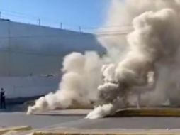 En el cruce de las Avenidas Patria y Moctezuma salía humo de las bocas de tormenta por un incendio. ESPECIAL