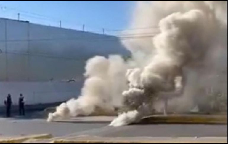 En el cruce de las Avenidas Patria y Moctezuma salía humo de las bocas de tormenta por un incendio. ESPECIAL