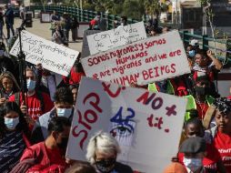 Activistas y migrantes participaron en una marcha pacífica que se dirigió hacia el puerto fronterizo de San Ysidro. EFE/J. Terriquez