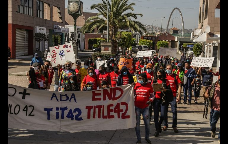 Activistas y migrantes participaron en una marcha pacífica que se dirigió hacia el puerto fronterizo de San Ysidro. EFE/J. Terriquez