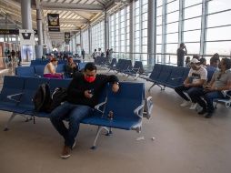 Los visitantes y usuarios del nuevo aeródromo sufrieron por la falta de varios servicios. EFE/I. Esquival