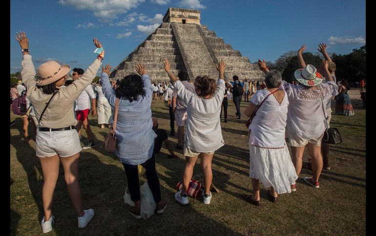 La potencia de los rayos del sol llena de energía a los visitantes locales, nacionales y extranjeros. AFP/H. Borges