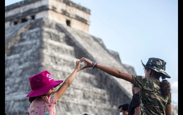 La potencia de los rayos del sol llena de energía a los visitantes locales, nacionales y extranjeros. AFP/H. Borges