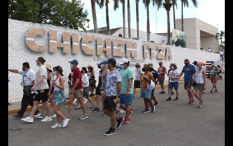 La potencia de los rayos del sol llena de energía a los visitantes locales, nacionales y extranjeros. EFE/L. Hernández