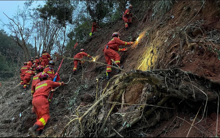 Jean Paul Troadec, ex director de Oficina de Investigación y Análisis de la seguridad aérea en Francia, coincidió que los datos  de FlightRadar son inusuales. AP / Z. Houa