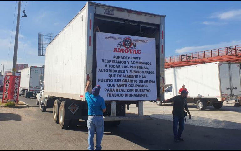 Desde las 08:00 horas, comenzaron a concentrarse sobre la Carretera hacia Chapala poco después del Periférico y en la Autopista Guadalajara-Zapotlanejo. EL INFORMADOR / G. Gallo