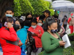 Con base en la tendencia de Europa, especialistas pueden predecir cuándo se registraría otro pico de contagios en México. EFE