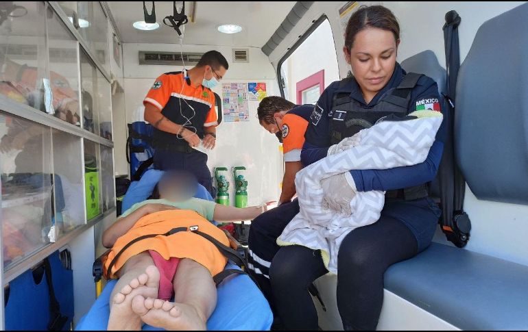 Tanto la madre como la pequeña se reportaron con un estado de salud estable. ESPECIAL/Policía de Zapopan