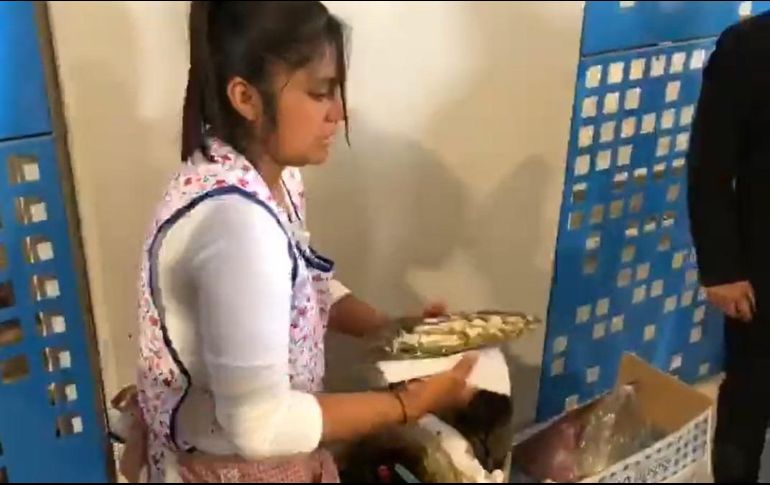 Una vendedora de tlayudas ingresó al nuevo Aeropuerto Internacional Felipe Ángeles (AIFA) el día de la inauguración. ESPECIAL