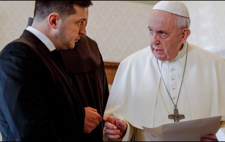 En esta foto de archivo del 2020, el Papa Francisco intercambia regalos con el presidente ucraniano Volodymyr Zelensky durante una audiencia privada en el Vaticano. AP/ARCHIVO
