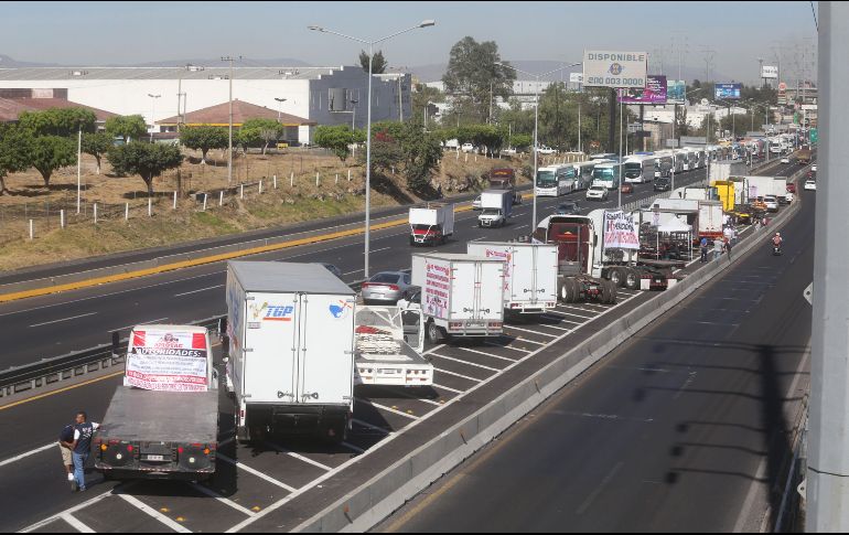 Hacia las 19:00 horas, la delegación Jalisco de la AMOTAC informó que se retiraba de los puntos de protesta a marcha lenta. EL INFORMADOR/G. Gallo