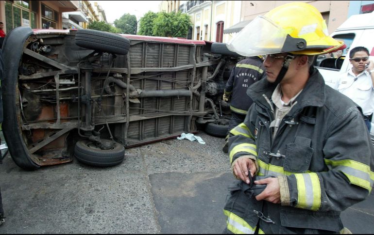 A pesar de la magnitud de la volcadura, de la proyección hacia afuera de su camioneta y de los golpes, el sujeto sobrevive, aunque se reporta delicado de salud. EL INFORMADOR / ARCHIVO