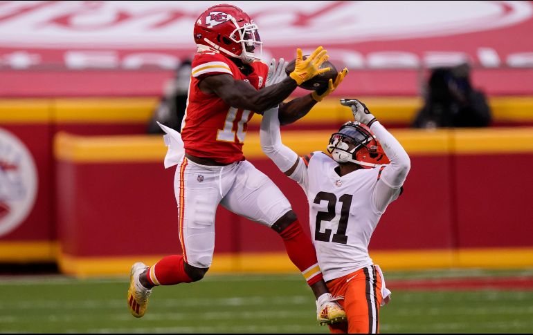 En algún momento Tyreek Hill aseguró que ganaría siete anillos de campeón con los Chiefs, sin embargo a partir de la próxima campaña su lugar estará en Miami. AP / ARCHIVO