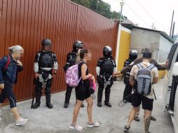 Las autoridades contaron que tras brindarles alimentos y agua, las personas migrantes fueron trasladadas a oficinas migratorias del estado de Chiapas para su atención y auxilio. EFE / INM