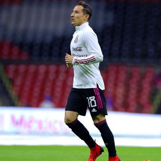 ¿Pretexto o realidad? Guardado pide que cambien el césped del Azteca; "Tata" lo respalda